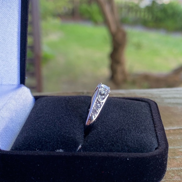 SUSPENDED SOLITAIRE RING - Picture 3 of 8